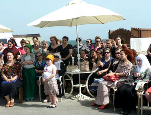 Официальное открытие первого купального пляжного сезона на женско-детском пляже «Островок». Дагестан, 31 мая 2012 г. Фото http://www.riadagestan.ru