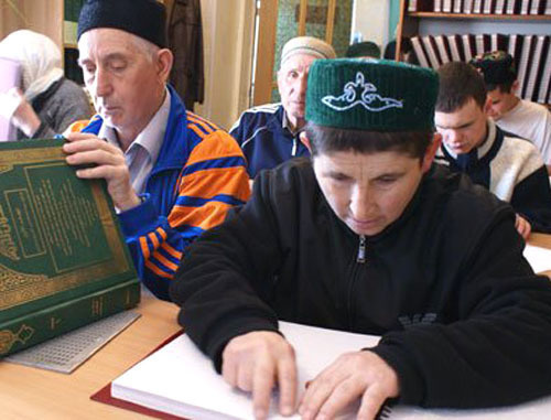 Чтение мусульманской литературы. Фото: Радик Хуснутдинов, http://www.muslimpress.ru 