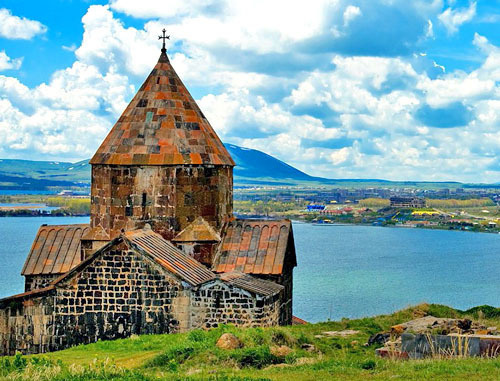 Монастырь Севанаванк на озере Севан. Армения. Фото http://ru.wikipedia.org