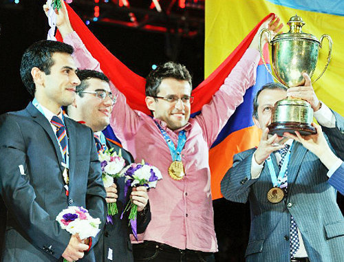 Члены мужской шахматной сборной Армении на церемонии награждения в Стамбуле. 10 сентября 2012 г. Фото: © David Llada, http://photo.chessolympiadistanbul.com
