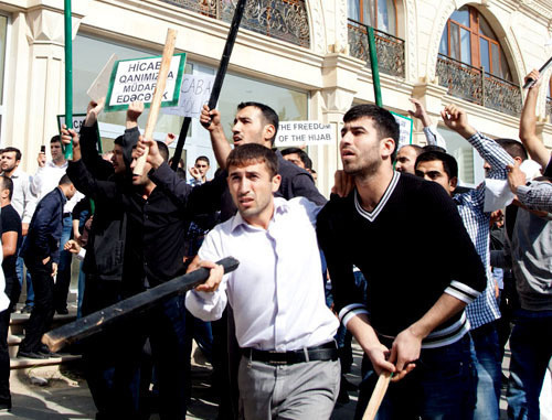 Акция протеста верующих против ношения хиджаба в школах. Азербайджан, Баку, 5 октября 2012 г. Фото Азиза Каримова для "Кавказского узла"