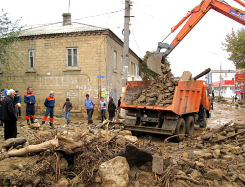 Работы по ликвидации последствий наводнения в Дербенте. Фото ГУ МЧС России по Республике Дагестан, http://www.05.mchs.gov.ru
