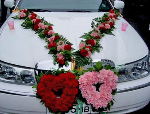 Машина, украшенная на свадьбу. Фото http://fedpress.ru
