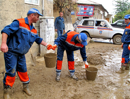 Ликвидация последствий наводнения на улицах Дербента. Дагестан, 11 октября 2012 г. Фото: ГУ МЧС России по Республике Дагестан. Фото: http://www.05.mchs.gov.ru