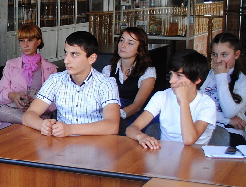 Участники слета юнкоров в Национальной библиотеке имени Расула Гамзатова. Махачкала, 18 октября 2012 г. Фото Марины Юсуфовой