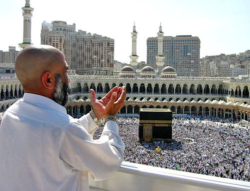 Молящийся у Масджид аль-Харам. Фото http://ru.wikipedia.org