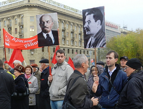 Митинг коммунистов на площади Павших борцов в Волгограде 7 ноября 2012 г. Фото Татьяны Филимоновой для "Кавказского узла"