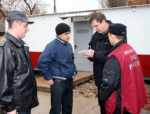 Представители УФМС и полиции Сочи проверяют документы у приезжих рабочих. Фото: Югополис, http://www.yugopolis.ru