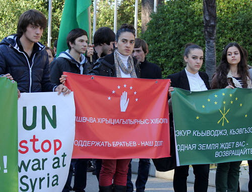 Митинг в поддержку черкесов Сирии в Сухуме, Абхазия, 22 ноября 2012 г. Фото Анжелы Кучуберия для "Кавказского узла"