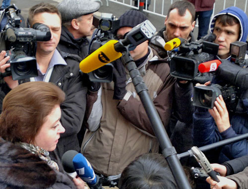 Оксана Михалкина дает интервью журналистам. Москва, 27 ноября 2012 г. Фото Юлии Буславской для "Кавказского узла"