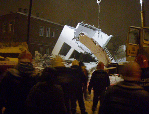 У рухнувшего здания в Таганроге. 13 декабря 2012 г. Фото пресс-службы ГУ МЧС по Ростовской области, http://www.61.mchs.gov.ru/