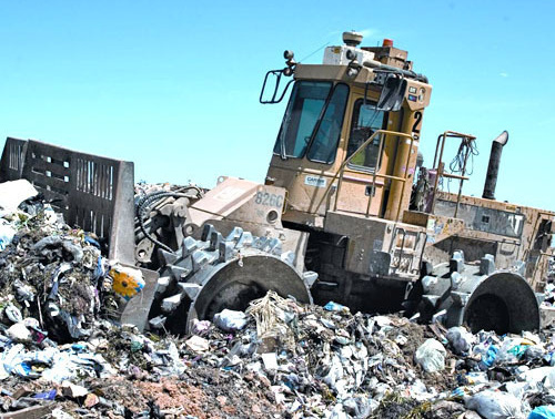 Трактор утрамбовывает мусор на свалке. Фото: Ropable, http://commons.wikimedia.org