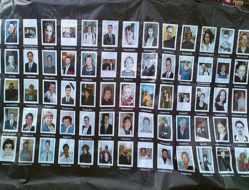 Портреты заложников, погибших при проведении спецоперации на Дубровке, на акции памяти 3 сентября 2010 г. Фото: http://bb-mos.livejournal.com