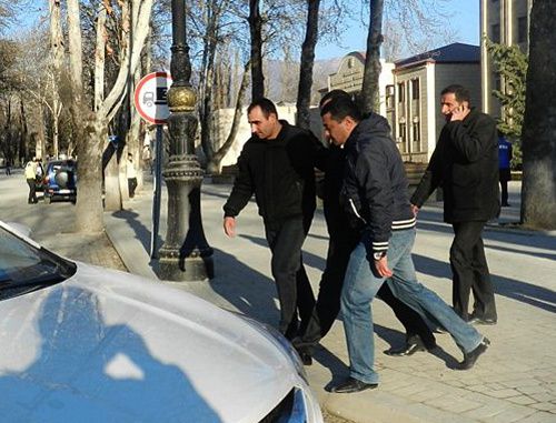 Арест Тофига Ягублу в Исмаиллы, Азербайджан, 4 февраля 2013 г. Фото: musavat.com