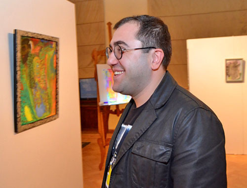 Выставка художника-абстракциониста Гари Барсегяна (на снимке) проходит в Тбилиси. Февраль 2013 г. Фото Анны Коноплевой для "Кавказского узла"