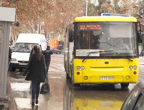Муниципальный автобус в Тбилиси. 29 января 2013 г. Фото Беслана Кмузова для "Кавказского узла"