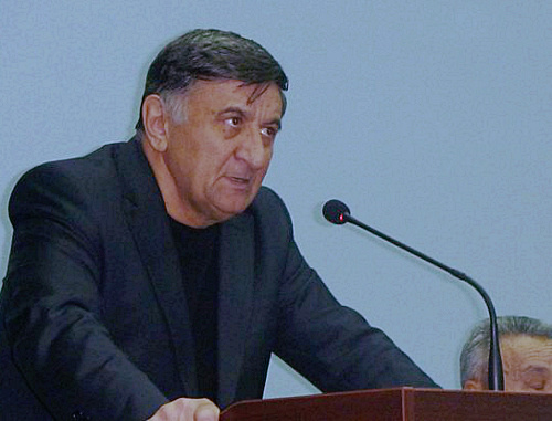 Абсалитдин Мурзаев выступает на чрезвычайном съезде кумыкского народа в Пятигорске 10 февраля 2013 г. Фото Романа Егорова