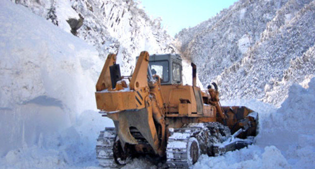 Снегоуборочная техника работает на одном из участков Транскавказской магистрали. Фото: МЧС России, http://www.mchs.ru