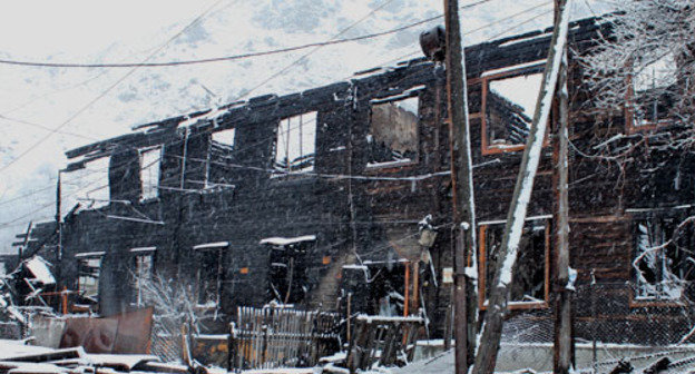 Сгоревший жилой дом (корпус 44) в горном поселке Мизур. Северная Осетия , Алагирский район, 18 марта 2013 г. Фото  Заура Фарниева для "Кавказского узла"