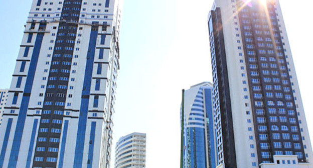 Квартира, выделенная властями Чечни Депардье, расположена в жилом комплексе высотных зданий "Грозный-Сити". На снимке: башни "Грозный-Сити". Фото: Салман Д., http://commons.wikimedia.org