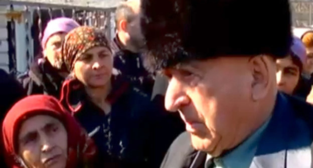 Участники митинга в поддержку мэра Карачаевска Солтана Семенова. Черкесск, 1 марта 2013 г. Кадр из видео Магомеда Магомедова, http://www.youtube.com/watch?v=kD2DxJzqExk
