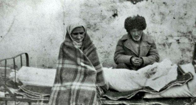 Семья Газдиевых у тела умершей дочери, Казахстан.  23 февраля 1944 года депортация ингушского народа в Казахстан и Среднюю Азию. Фото http://www.vainahkrg.kz