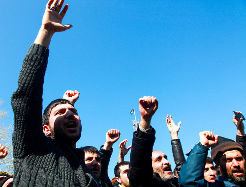 Азербайджан, 1 апреля 2013 г. Жители поселка Нардаран требуют освобождения теолога Талеха Багирзаде и других верующих, арестованных за участие в акциях в защиту религиозных прав граждан. Фото Азиза Каримова для "Кавказского узла"