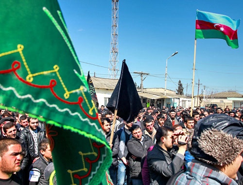 Азербайджан, 1 апреля 2013 г. Жители поселка Нардаран требуют освобождения теолога Талеха Багирзаде и других верующих, арестованных за участие в акциях в защиту религиозных прав граждан. Фото Азиза Каримова для "Кавказского узла"
