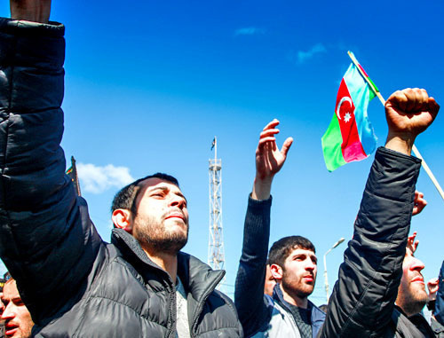Жители поселка Нардаран требуют освобождения теолога Талеха Багирзаде. 1 апреля 2013 г. Фото Азиза Каримова для "Кавказского узла"