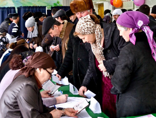 На избирательном участке в селе Верхние Ачалуки, Ингушетия, 2012 г. Фото: sagapesht, http://www.m.kavkaz-uzel.ru/blogs/5422/posts/10873