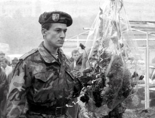 Абхазские добровольцы возлагают цветы к камню, поставленному в честь погибших во время грузино-абхазского конфликта 1992-1993 годов. Нальчик, площадь Абхазии, 1996 г. Фото из журнала "Архивы и общество", выпуск №18, http://archivesjournal.ru/?p=3738