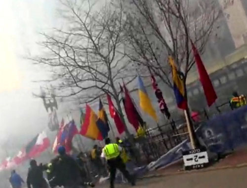 На месте взрыва в Бостоне. 15 апреля 2013 г. Фото: скриншот с видео www.youtube.com