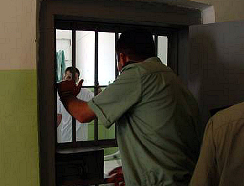 Дверь в камеру-палату медсанчасти Гобустанской тюрьмы, Азербайджан. Фото: Copyright Human Rights Center of Azerbaijan, http://penal-reform-azerbaijan.org