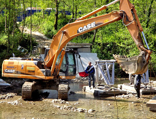 Экскаватор в реке Кудепста на месте строительства снесенного моста. Сочи, апрель 2013 г. Фото Татьяны Осиповой