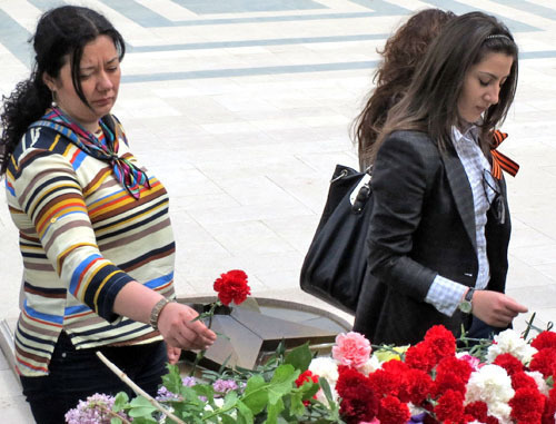 Жители Степанакерта возлагают цветы на Мемориальном комплексе. Степанакерт, 9 мая 2013 г. Фото Алвард Григорян для "Кавказского узла"
