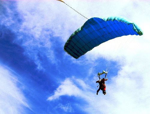 Прыжок с парашютом. Фото: Anton Kudris, http://www.flickr.com/photos/jodaka/2684130869 