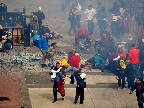 После первого взрыва в Бостоне, 15 апреля 2013 г. Фото: Aaron "tango" Tang, http://commons.wikimedia.org/
