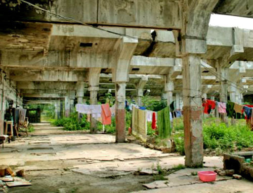 Беженцы вынуждены проживать в пустующих зданиях не пригодных для жилья. Грузия. Фото RFE/RL, http://www.ekhokavkaza.com/