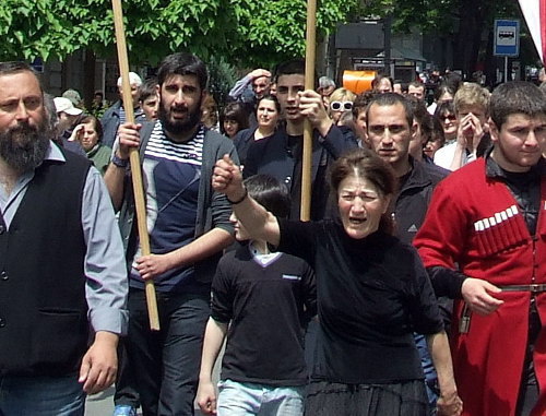 Противники митинга в поддержку сексуальных меньшинств движутся по проспекту Руставели к площади Свободы. Тбилиси, 17 мая 2013 г. Фото Эдиты Бадасян для "Кавказского узла"