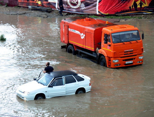 Ливневые дожди в Дагестане. Затопленная проезжая часть в Махачкале, 17 мая 2013 г. Фото Патимат Махмудовой для "Кавказского узла"