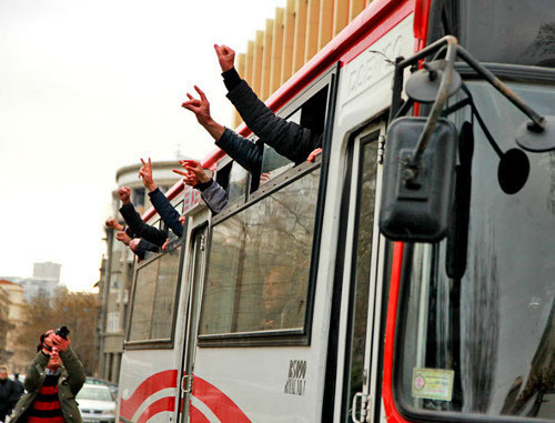 Автобус с задержанными во время акции протеста в поддержку жителей Исмаиллы. Баку, 26 января 2013 г. Фото Азиза Каримова для "Кавказского узла"