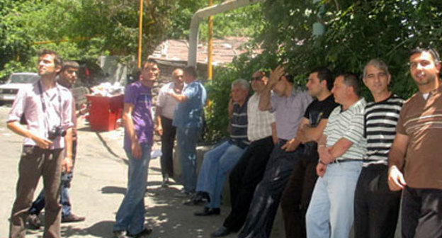 Бывшие сотрудники "Армавиа" проводят акцию протеста у центрального офиса компании. Ереван, 14 июня 2013 г. Фото: http://ru.aravot.am