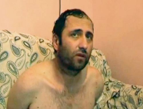 Человек, представившийся Умаром Мусаевым, рассказывает о своей причастности к незаконным вооруженным формированиям и подготовке теракта со смертницей. Кадр из видеозаписи, опубликованной 13 июля 2013 года в YouTube