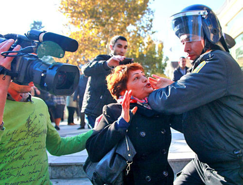 Полиция разгоняет акцию протеста оппозиции. Баку, 10 декабря 2012 г. Фото Азиза Каримова для "Кавказского узла"