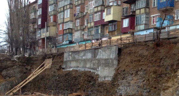 Дом на улице Гаджиева в Махачкале возле котлована, вырытого под строительство высотного дома. Фото Тимура Исаева для "Кавказского узла"