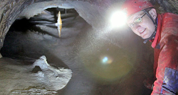 Археолог обследуют пещеру в районе селения Бедык в Кабардино-Балкарии. 11 августа 2013 г. Фото Жанны Шогеновой для "Кавказского узла"