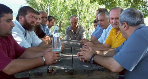 Встреча кистинских и кахетинских старейшин в селе Матани, Кахетия. 20 августа 2013 г. Фото: пользователь Facebook Сулхан Вайнах Бордзгор, https://www.facebook.com/bordzgor