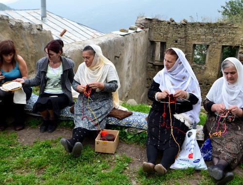 Участники проекта "52 на 52" на годекане с жительницами села Кубачи. 18 августа 2013 г. Фото Пламена Плеева
