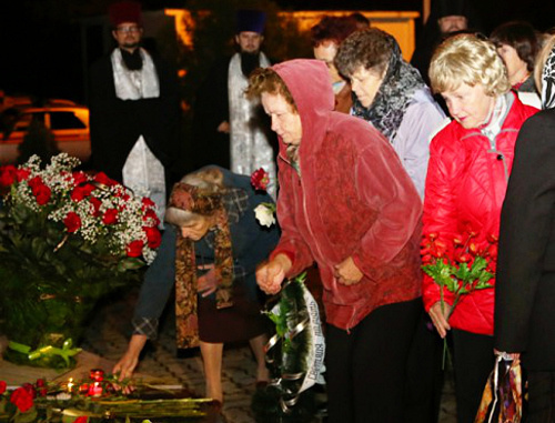 Жители города Волгодонск Ростовской области возлагают цветы к мемориалу жертв теракта 16 сентября 1999 года. 16 сентября 2013 г. Фото: http://volgodonskgorod.ru