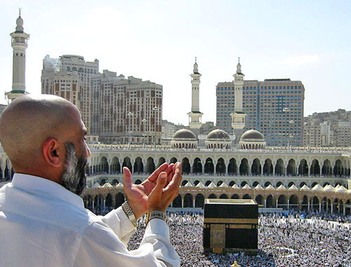 Молящийся у мечети Масджид аль-Харам. Саудовская Аравия. Фото: Ali Mansuri, http://commons.wikimedia.org/